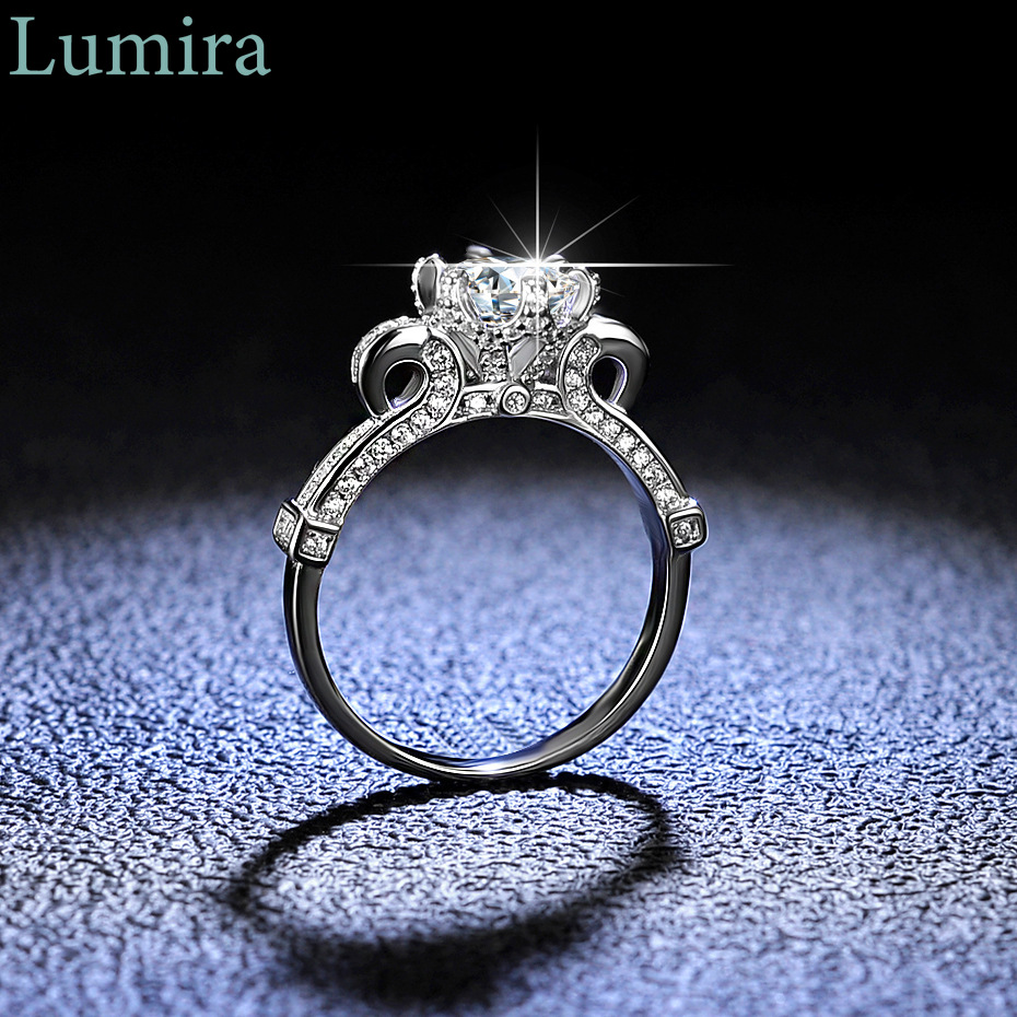 Lumira كلاسيكي ستة شقوق 1 قيرا - مراجعة Moissanite Engagement Ring 1 Carat وسعره