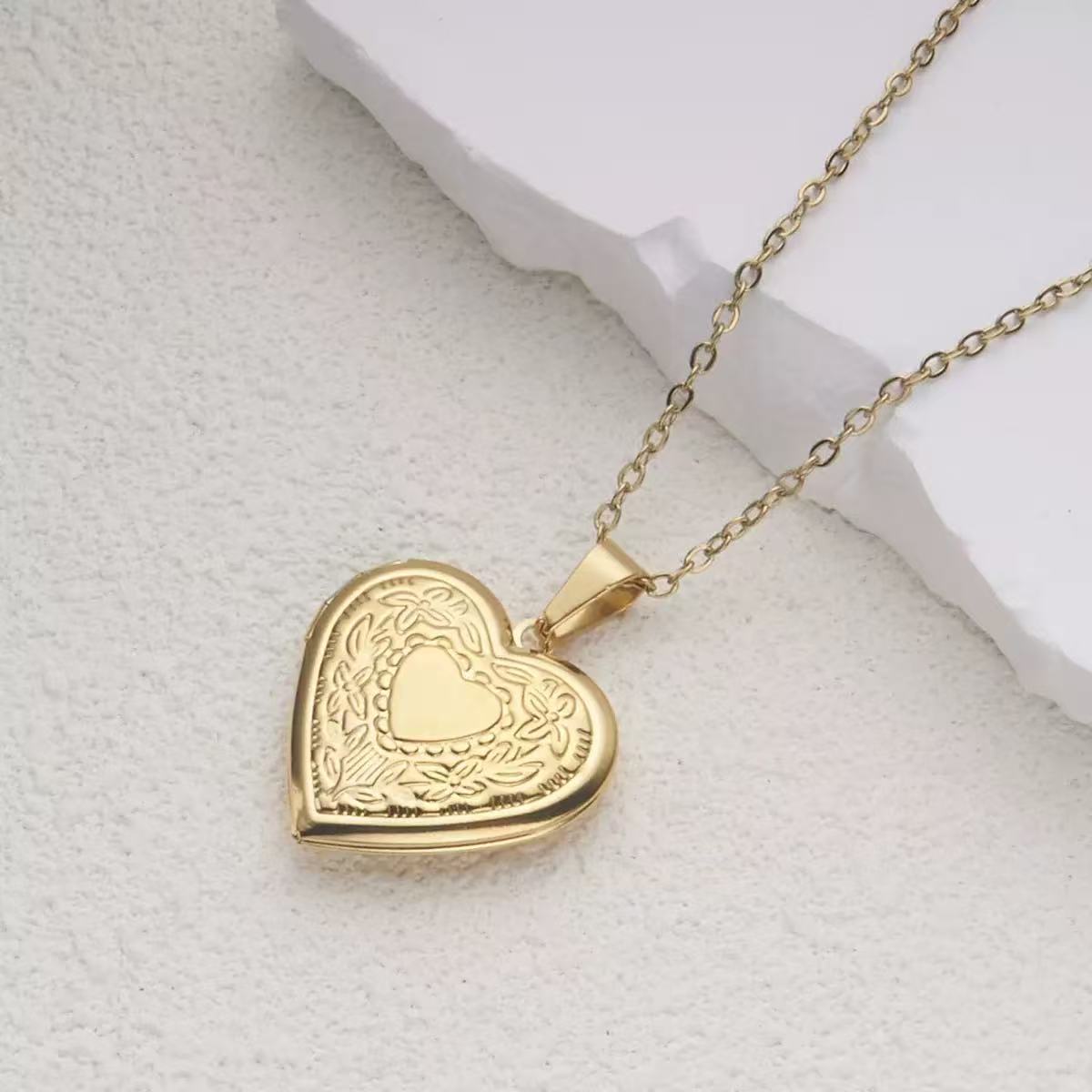 قلادة على شكل قلب رومانسي للنس - مراجعة Heart Locket Necklace Photo وسعره