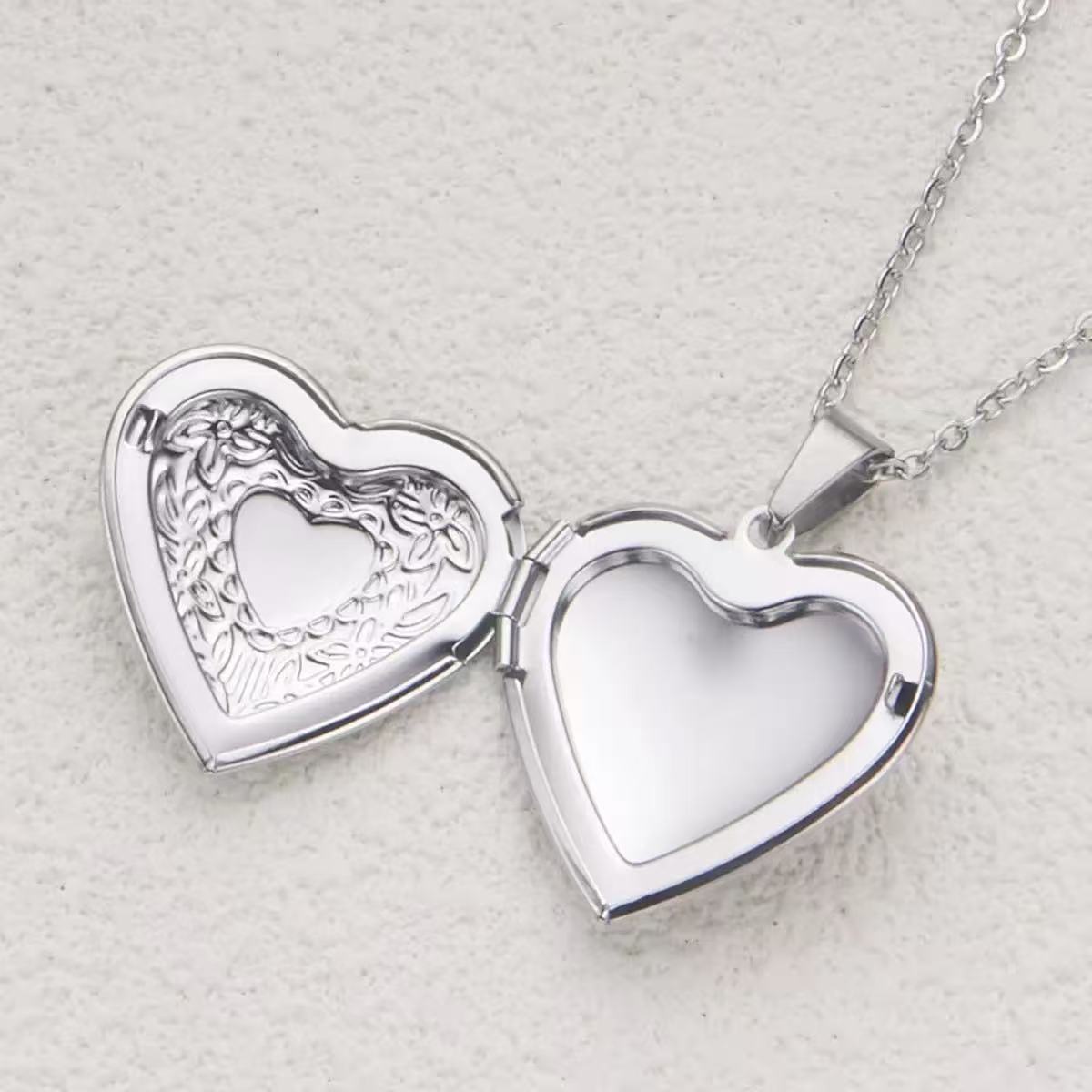 قلادة على شكل قلب رومانسي للنس - مراجعة Heart Locket Necklace Photo وسعره