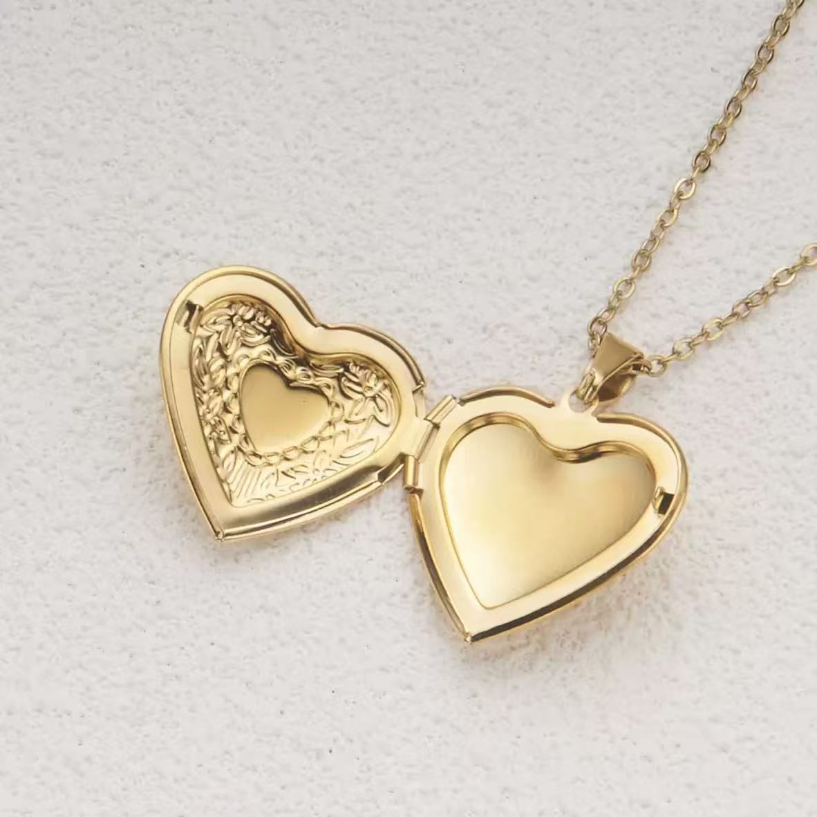 قلادة على شكل قلب رومانسي للنس - مراجعة Heart Locket Necklace Photo وسعره