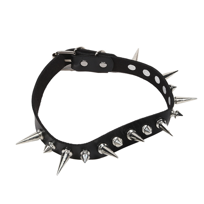 قلادة تشوكر طويلة بمسامير معدن - مراجعة Goth Punk Spike Choker وسعره